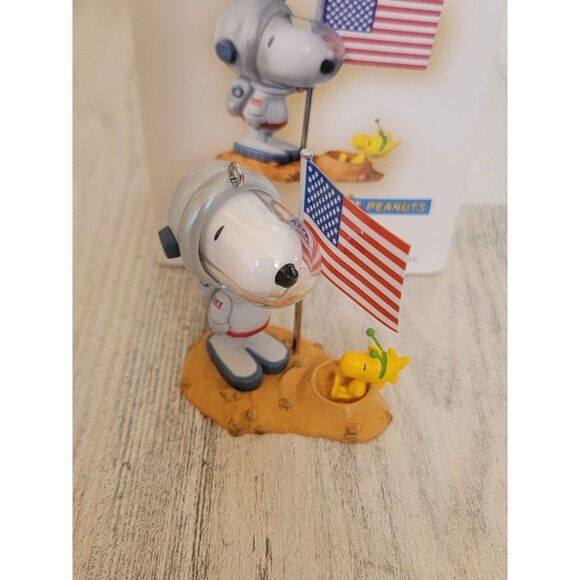 Hallmark's Spaceman Snoopy 2007 ornament Xmas Woodstock - Picture 1 of 6
